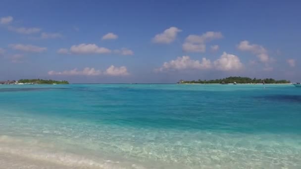 Laguna de mar azul en la playa de Maldivas — Vídeos de Stock