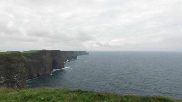 Falésias de charneca e oceano atlântico na Irlanda 43 — Vídeo de Stock