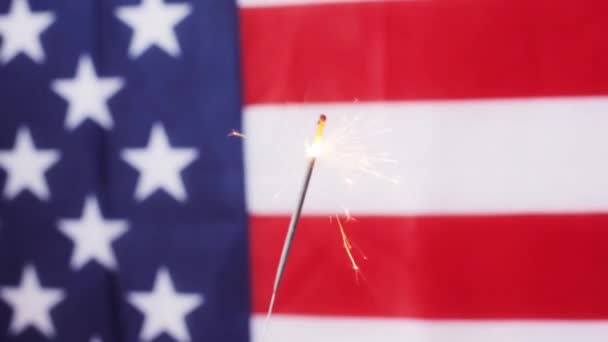 Primer plano de bengala ardiendo sobre la bandera americana — Vídeo de stock