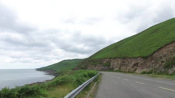 Camino de asfalto en forma atlántica salvaje en Irlanda 73 — Vídeos de Stock