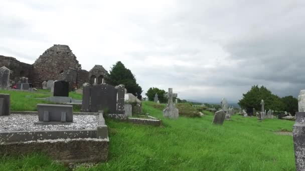 Antiguo cementerio celta cementerio en Irlanda 64 — Vídeo de stock