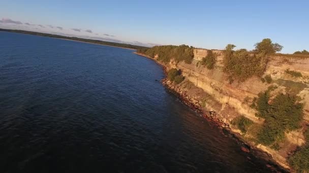 Vista aérea al acantilado y al mar báltico en estonia — Vídeo de stock