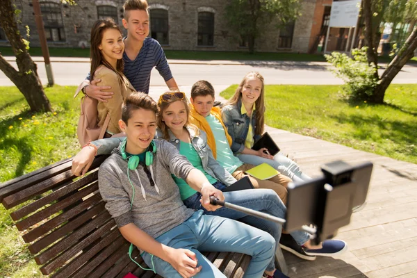 Heureux adolescents étudiants prendre selfie par smartphone — Photo