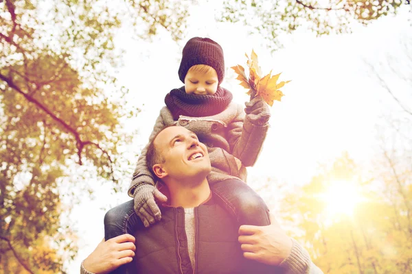 Famiglia felice divertirsi nel parco autunnale — Foto Stock