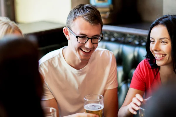 Amigos felizes bebendo cerveja no bar ou pub — Fotografia de Stock