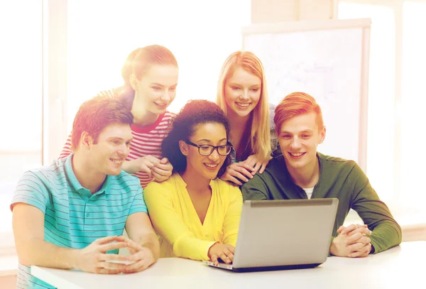 Studenti sorridenti che guardano il portatile a scuola — Foto Stock