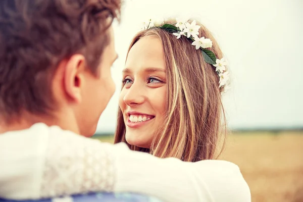 Felice sorridente giovane coppia hippie all'aperto — Foto Stock