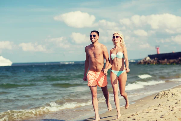 Yaz plaj üzerinde çalışan mayo mutlu çift — Stok fotoğraf