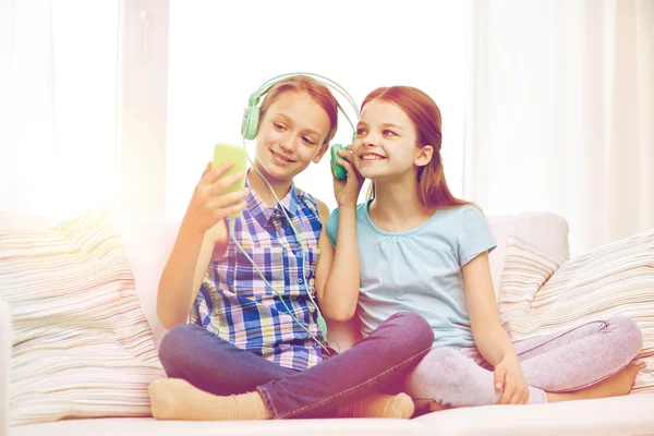 Happy girls with smartphone and headphones — Stock Photo, Image