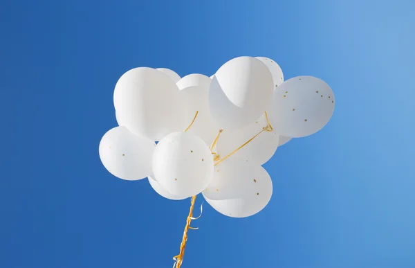 Close up of white helium balloons in blue sky — Stock Photo, Image