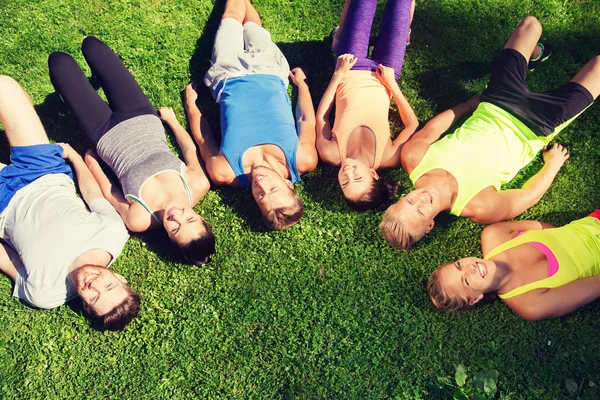 Grupo de amigos desportivos felizes em círculo ao ar livre — Fotografia de Stock