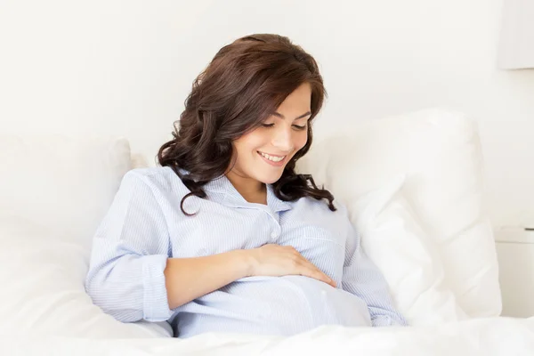 Felice donna incinta sdraiata sul letto a casa — Foto Stock