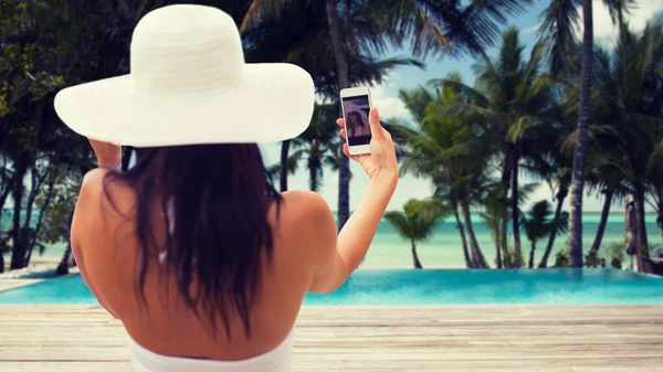 Vrouw die selfie met smartphone op strand — Stockfoto