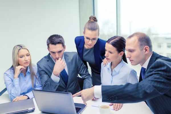 Equipo de negocios con portátil teniendo discusión —  Fotos de Stock