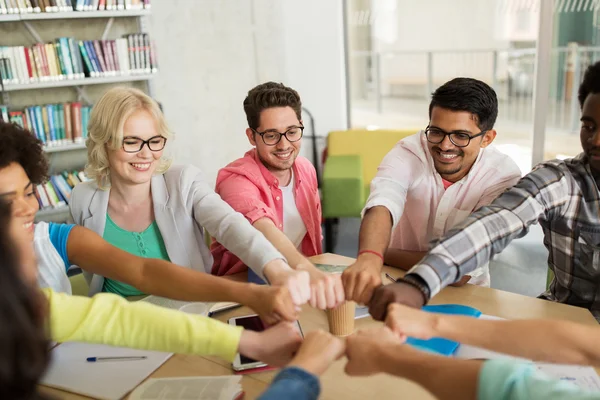 Gruppo di studenti internazionali che fanno pugno urto — Foto Stock