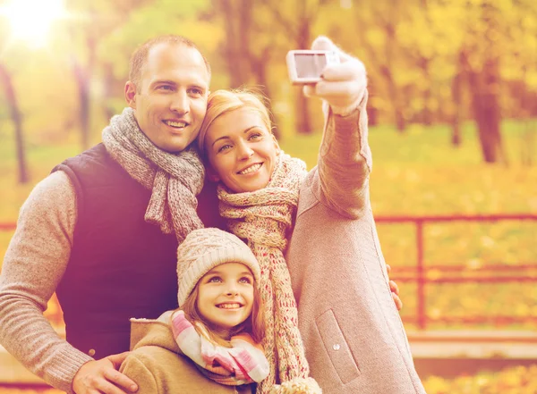 Ευτυχισμένη οικογένεια με κάμερα στο πάρκο φθινόπωρο — Φωτογραφία Αρχείου