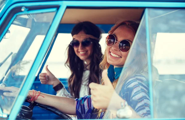 Sonriente joven hippie mujeres conducir coche minivan —  Fotos de Stock