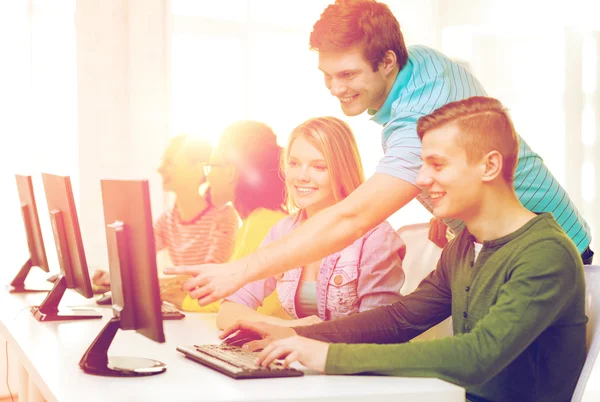 Estudiantes sonrientes en clase de informática en la escuela — Foto de Stock