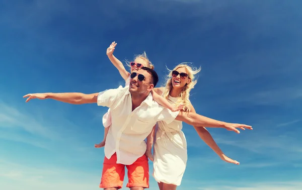 Familia feliz divertirse sobre fondo cielo azul — Foto de Stock