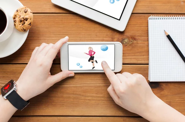 Nahaufnahme einer Frau mit Fitness-App auf dem Smartphone — Stockfoto