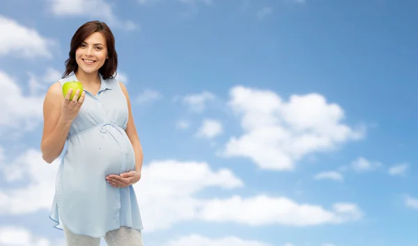 Glückliche schwangere Frau mit grünem Apfel — Stockfoto