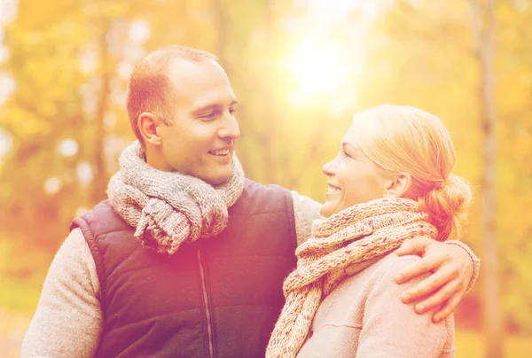 Coppia sorridente nel parco autunnale — Foto Stock