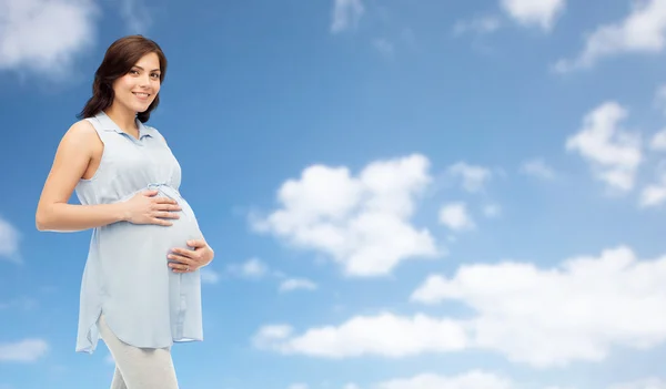 Щаслива вагітна жінка торкається її великого живота — стокове фото
