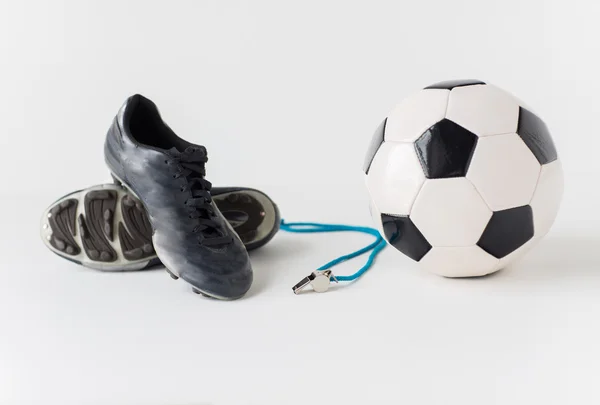 Крупный план футбольного мяча, свистка и бутсы — стоковое фото