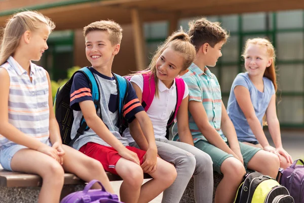 Groupe d'élèves heureux de l'école primaire parler — Photo