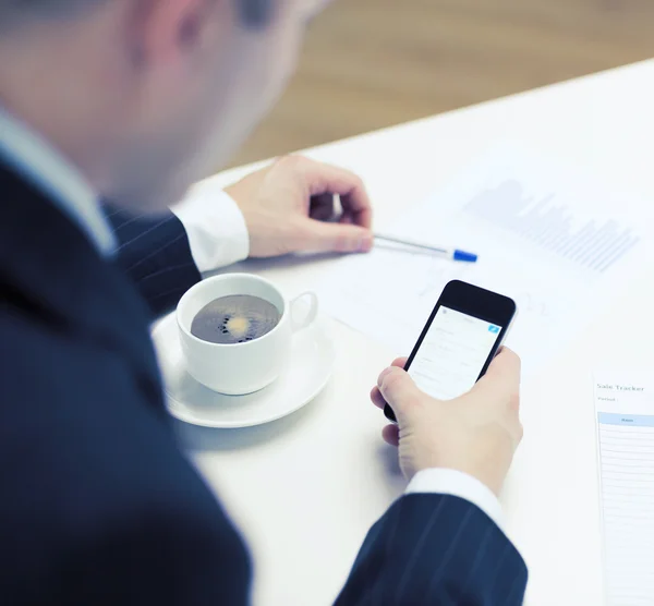 Zakenman met smartphone lezen van nieuws — Stockfoto