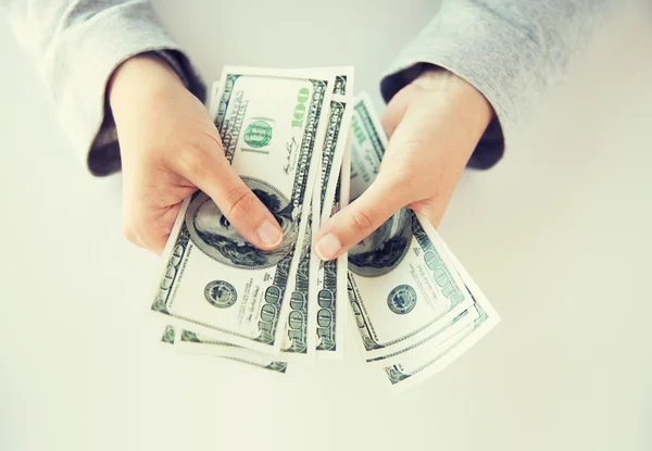 Close up de mulheres mãos contando-nos dólar dinheiro — Fotografia de Stock