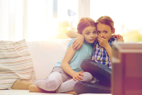 自宅のテレビでホラーを見ている小さな女の子を怖がってください。 — ストック写真