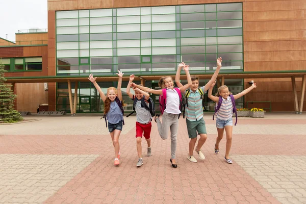 Groupe d'élèves heureux de l'école élémentaire courir — Photo