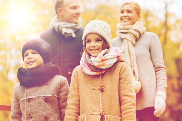 Lycklig familj i höstparken — Stockfoto