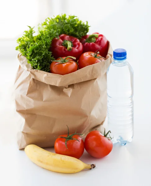 Fermer le sac avec des frites, des légumes et de l'eau — Photo