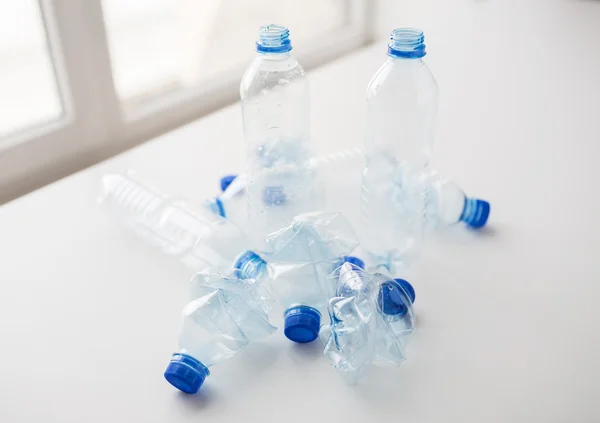 Gros plan des bouteilles vides en plastique usagées sur la table — Photo