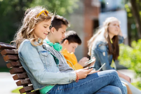 Menina feliz com computador tablet pc ao ar livre — Fotografia de Stock