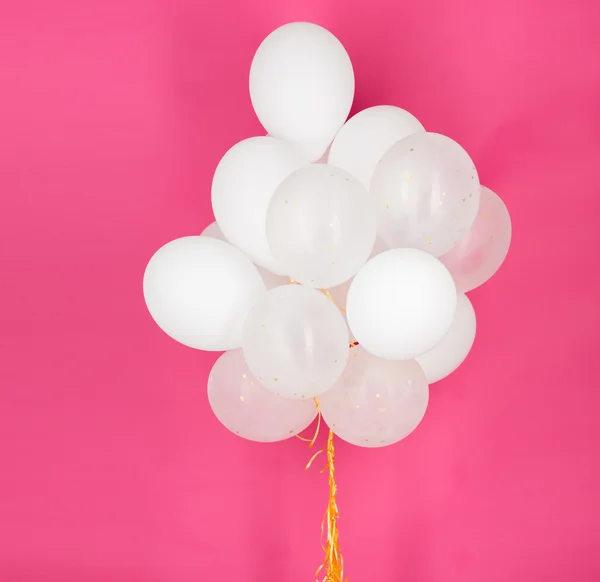 Close up van witte helium ballonnen over roze — Stockfoto