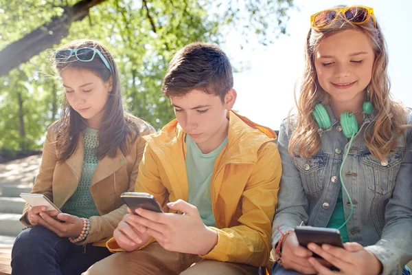 Teenage přátelé s smartphone a sluchátka — Stock fotografie