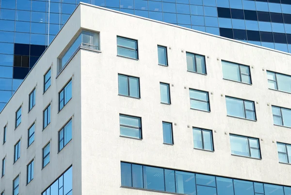 Perto de edifício de escritórios de vários andares na cidade — Fotografia de Stock