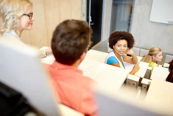 Group of international students talking on lecture — Stock Photo, Image