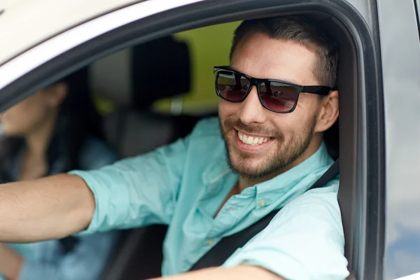 車を運転してサングラスの幸せな笑みを浮かべて男 — ストック写真