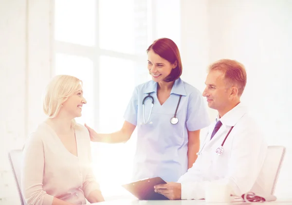 Médecin avec patient à l'hôpital — Photo