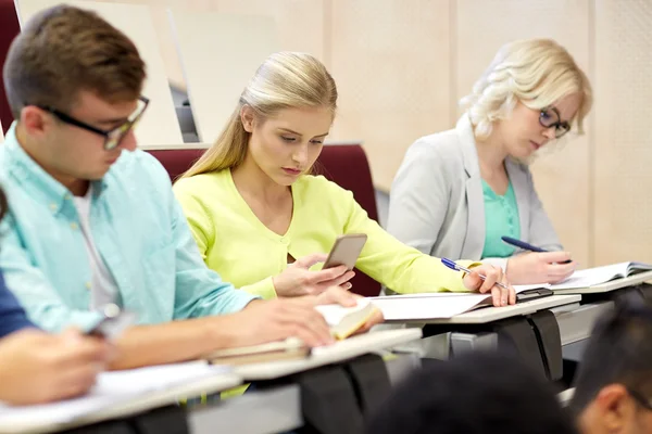 Studente ragazza con smartphone a lezione — Foto Stock