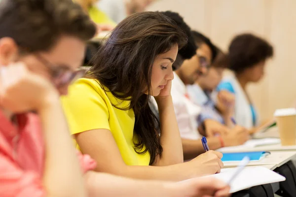 Grupp internationella studenter på föreläsning — Stockfoto