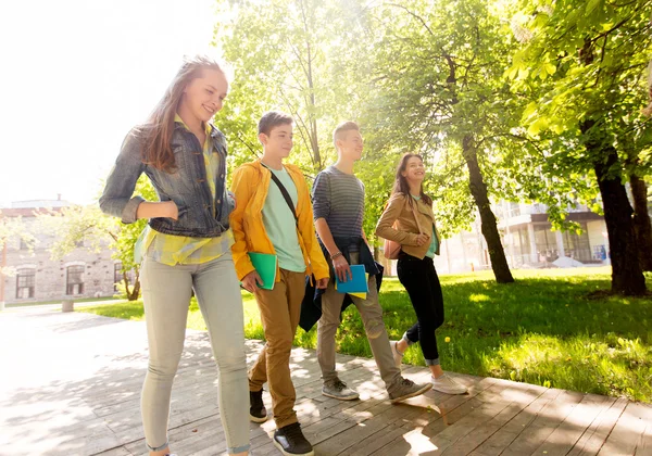 Група щасливих студентів-підлітків, які ходять на відкритому повітрі — стокове фото