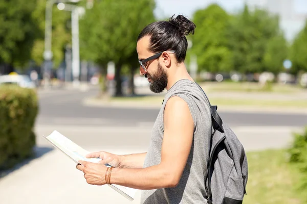 Man traveling with backpack and map in city — Stock Photo, Image