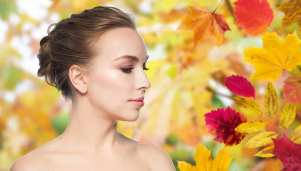 Bella giovane donna faccia su sfondo bianco — Foto Stock