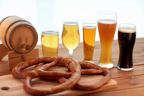 Primer plano de vasos de cerveza, barril y pretzels — Foto de Stock