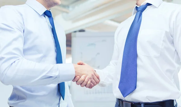 Dos hombres de negocios estrechando la mano en la oficina — Foto de Stock